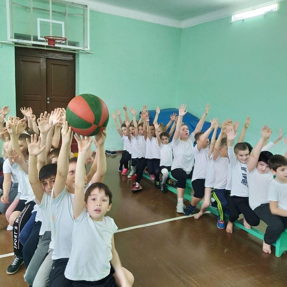 В начальной школе прошли "Весёлые старты" и соревнования по баскетболу в рамках Всероссийской акции "Здоровый образ жизни - основа национальных целей развития. Мы вместе!"