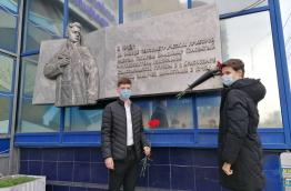 12 февраля наши учащиеся 11 "А" класса традиционно возложили цветы к памятной табличке, посвященной Володе Головатому