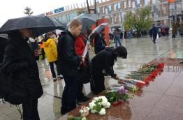 Учащиеся 9  "А" и 9"Б" классов возложили цветы к мемориалу Вечный огонь 9 мая.