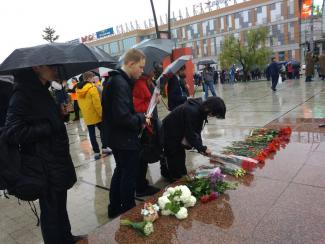 Учащиеся 9  "А" и 9"Б" классов возложили цветы к мемориалу Вечный огонь 9 мая.