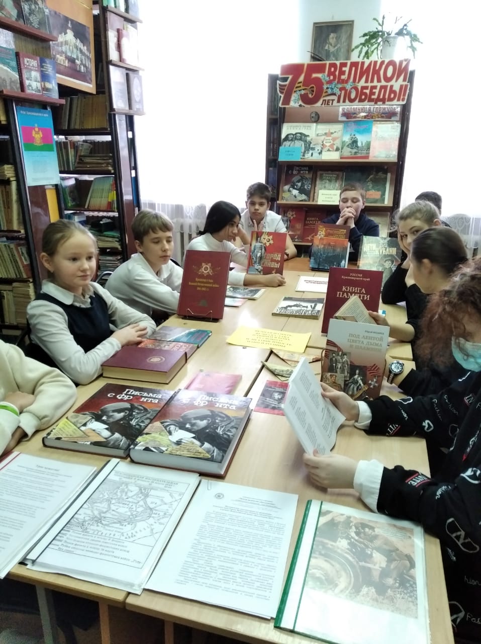 12 февраля в школе прошли  библиотечные уроки "Освобождение Краснодара"  _________
